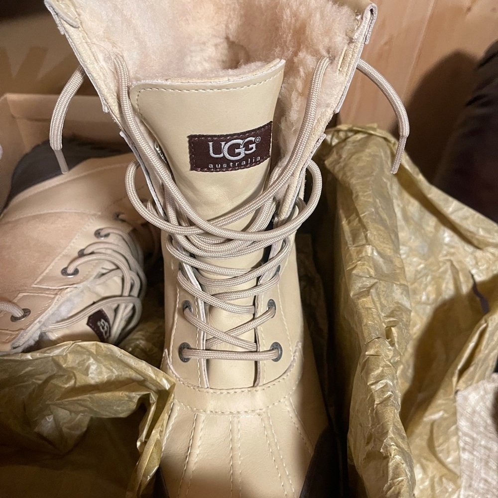 Like new UGG Adirondak II